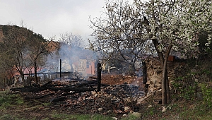 Çankırı'da yangın: 4 ev, 2 ahır ve 1 traktör küle döndü