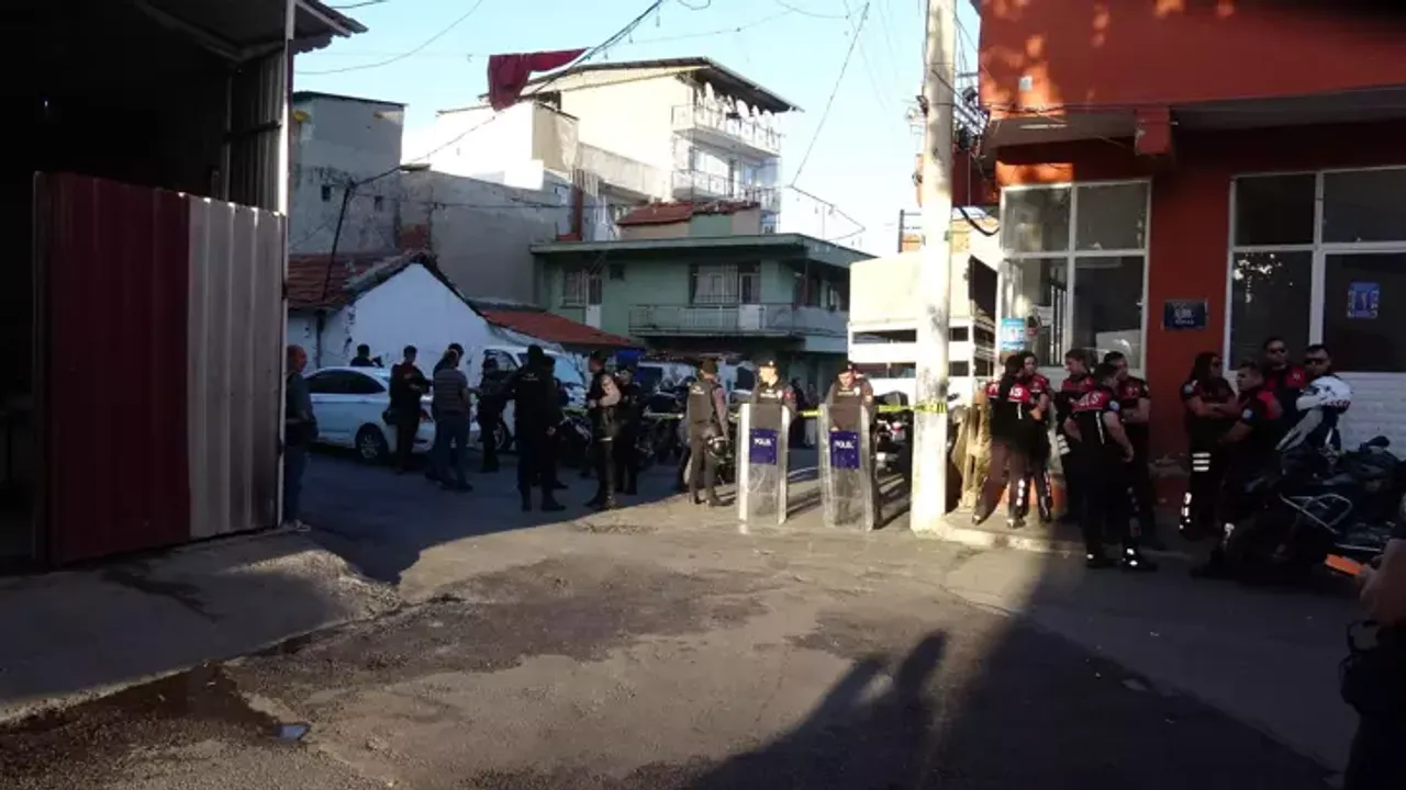 İzmir'de silahlı mahalle kavgasına çevik kuvvet müdahale etti: 1 yaralı