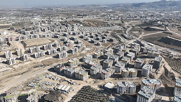 2026 itibarıyla deprem bölgesindeki inşaatların genel durumu şu şekilde özetlenebilir: